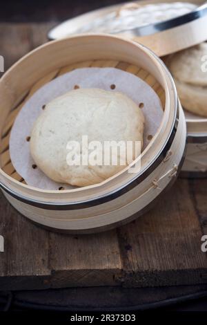 Eine bao Brötchen in einem Bambus Steamer Stockfoto