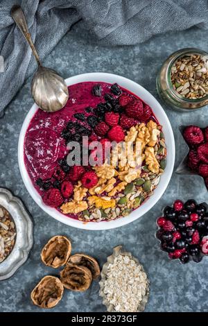 Gemischte Beeren-Smoothie-Schüssel mit Walnüssen und Samen Stockfoto