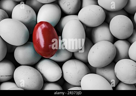 Der rote, ein Haufen frischer Hühnereier mit einem roten oben drauf Stockfoto