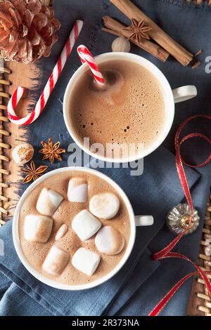 Zwei große Tassen heiße Schokolade mit Zuckerrohr und Marshmallows zu Weihnachten Stockfoto