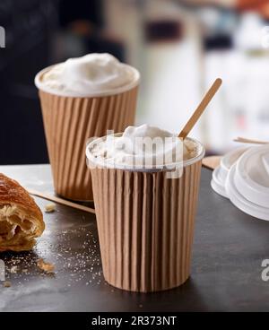 Zwei Cappuccinos zu einem Croissant Stockfoto