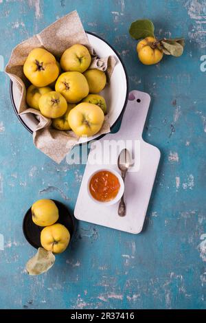 Quitten in einer Schmelzschüssel mit Quitten-Gelee Stockfoto