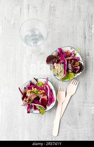 Ein Blattsalat mit Rotkohl und Weizen Stockfoto