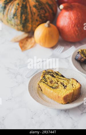 Ein Stück Kürbis-Babka-Kuchen mit Schokoladenfüllung. Stockfoto