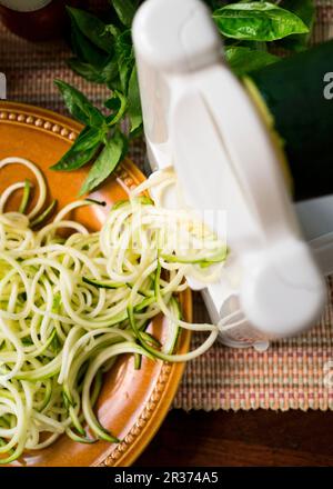 Die Zucchini Nudeln mit spiralizer Stockfoto