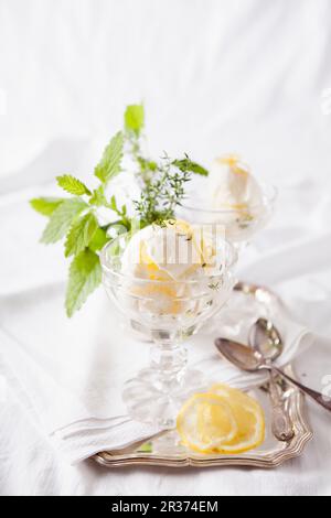 Joghurt Eis mit Lemon curd Stockfoto