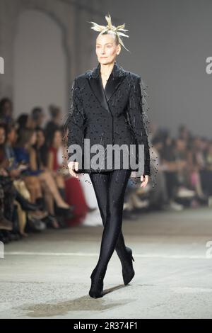 Während DER Afterpay Australian Fashion Week 2023 bei Carriageworks am 15. Mai 2023 in Sydney, aus, läuft ein Model während DER YOUSEF AKBAR Show auf der Landebahn Stockfoto
