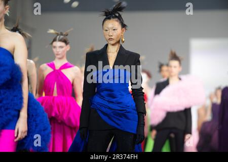 Models laufen während DER YOUSEF AKBAR Show während der Afterpay Australian Fashion Week 2023 bei Carriageworks am 15. Mai 2023 in Sydney, Austr Stockfoto