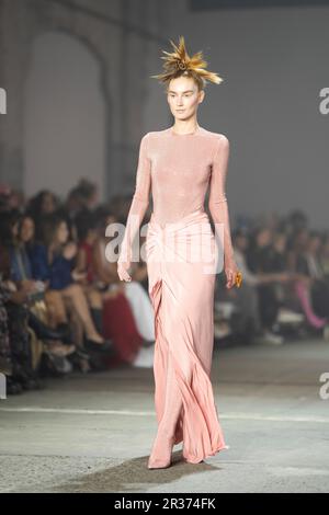Während DER Afterpay Australian Fashion Week 2023 bei Carriageworks am 15. Mai 2023 in Sydney, aus, läuft ein Model während DER YOUSEF AKBAR Show auf der Landebahn Stockfoto