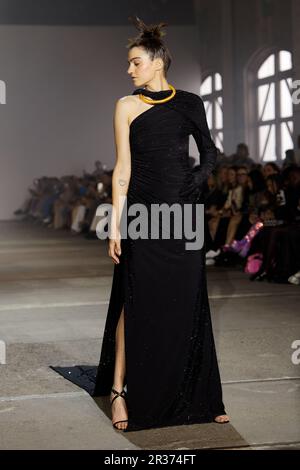 Während DER Afterpay Australian Fashion Week 2023 bei Carriageworks am 15. Mai 2023 in Sydney, aus, läuft ein Model während DER YOUSEF AKBAR Show auf der Landebahn Stockfoto