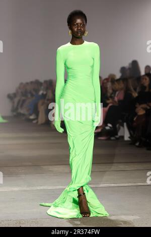 Während DER Afterpay Australian Fashion Week 2023 bei Carriageworks am 15. Mai 2023 in Sydney, aus, läuft ein Model während DER YOUSEF AKBAR Show auf der Landebahn Stockfoto