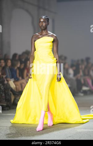 Während DER Afterpay Australian Fashion Week 2023 bei Carriageworks am 15. Mai 2023 in Sydney, aus, läuft ein Model während DER YOUSEF AKBAR Show auf der Landebahn Stockfoto
