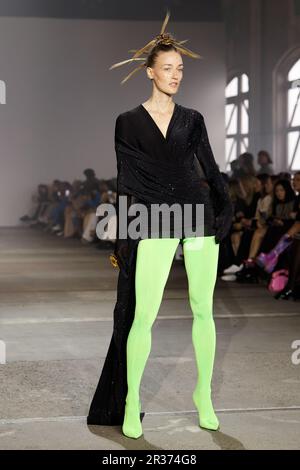 Während DER Afterpay Australian Fashion Week 2023 bei Carriageworks am 15. Mai 2023 in Sydney, aus, läuft ein Model während DER YOUSEF AKBAR Show auf der Landebahn Stockfoto