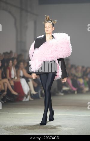 Während DER Afterpay Australian Fashion Week 2023 bei Carriageworks am 15. Mai 2023 in Sydney, aus, läuft ein Model während DER YOUSEF AKBAR Show auf der Landebahn Stockfoto