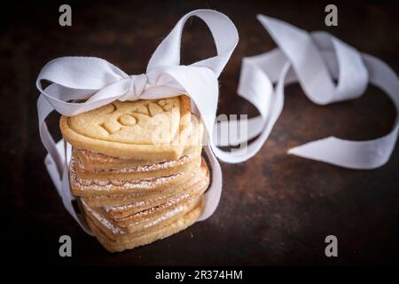 Shortbread-Kekse mit Schleife zum Valentinstag Stockfoto