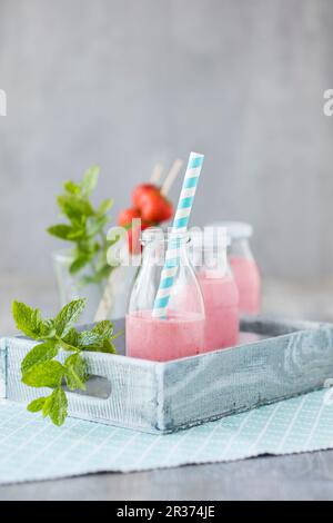 Erdbeere Smoothies mit acai Pulver Stockfoto