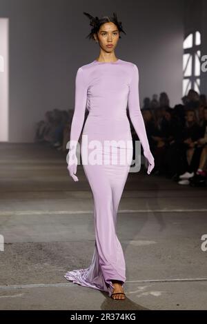 Während DER Afterpay Australian Fashion Week 2023 bei Carriageworks am 15. Mai 2023 in Sydney, aus, läuft ein Model während DER YOUSEF AKBAR Show auf der Landebahn Stockfoto