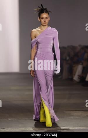 Während DER Afterpay Australian Fashion Week 2023 bei Carriageworks am 15. Mai 2023 in Sydney, aus, läuft ein Model während DER YOUSEF AKBAR Show auf der Landebahn Stockfoto