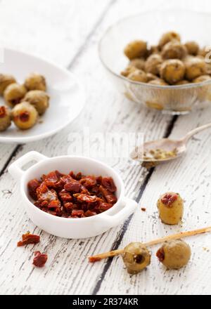 Oliven gefüllt mit getrockneten Tomaten Stockfoto