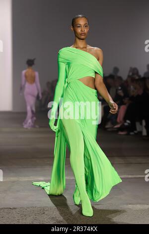 Während DER Afterpay Australian Fashion Week 2023 bei Carriageworks am 15. Mai 2023 in Sydney, aus, läuft ein Model während DER YOUSEF AKBAR Show auf der Landebahn Stockfoto