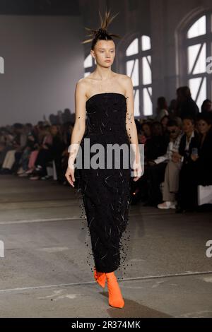 Während DER Afterpay Australian Fashion Week 2023 bei Carriageworks am 15. Mai 2023 in Sydney, aus, läuft ein Model während DER YOUSEF AKBAR Show auf der Landebahn Stockfoto
