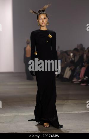 Während DER Afterpay Australian Fashion Week 2023 bei Carriageworks am 15. Mai 2023 in Sydney, aus, läuft ein Model während DER YOUSEF AKBAR Show auf der Landebahn Stockfoto