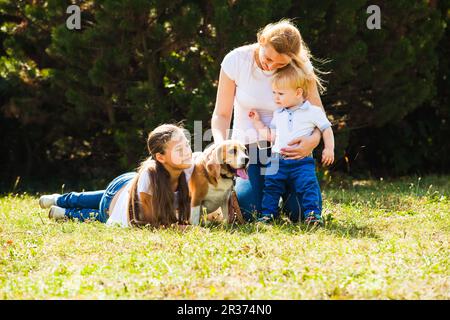Mutter mit Kindern auf einem Spaziergang Stockfoto