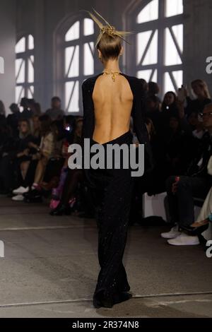 Während DER Afterpay Australian Fashion Week 2023 bei Carriageworks am 15. Mai 2023 in Sydney, aus, läuft ein Model während DER YOUSEF AKBAR Show auf der Landebahn Stockfoto