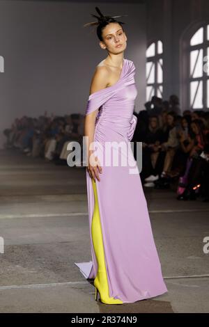 Während DER Afterpay Australian Fashion Week 2023 bei Carriageworks am 15. Mai 2023 in Sydney, aus, läuft ein Model während DER YOUSEF AKBAR Show auf der Landebahn Stockfoto