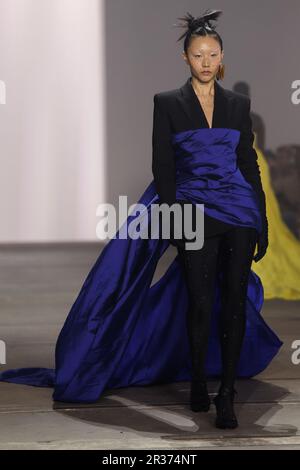 Während DER Afterpay Australian Fashion Week 2023 bei Carriageworks am 15. Mai 2023 in Sydney, aus, läuft ein Model während DER YOUSEF AKBAR Show auf der Landebahn Stockfoto