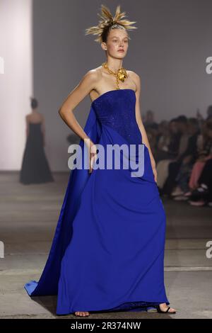 Während DER Afterpay Australian Fashion Week 2023 bei Carriageworks am 15. Mai 2023 in Sydney, aus, läuft ein Model während DER YOUSEF AKBAR Show auf der Landebahn Stockfoto