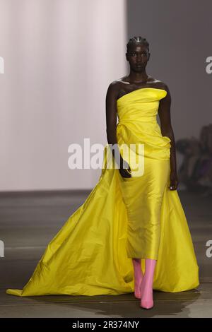 Während DER Afterpay Australian Fashion Week 2023 bei Carriageworks am 15. Mai 2023 in Sydney, aus, läuft ein Model während DER YOUSEF AKBAR Show auf der Landebahn Stockfoto