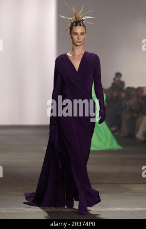 Während DER Afterpay Australian Fashion Week 2023 bei Carriageworks am 15. Mai 2023 in Sydney, aus, läuft ein Model während DER YOUSEF AKBAR Show auf der Landebahn Stockfoto