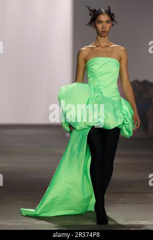 Während DER Afterpay Australian Fashion Week 2023 bei Carriageworks am 15. Mai 2023 in Sydney, aus, läuft ein Model während DER YOUSEF AKBAR Show auf der Landebahn Stockfoto