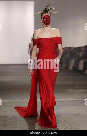 Während DER Afterpay Australian Fashion Week 2023 bei Carriageworks am 15. Mai 2023 in Sydney, aus, läuft ein Model während DER YOUSEF AKBAR Show auf der Landebahn Stockfoto
