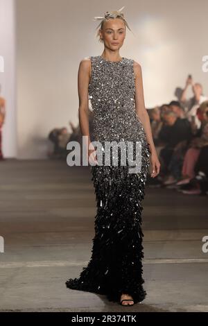 Während DER Afterpay Australian Fashion Week 2023 bei Carriageworks am 15. Mai 2023 in Sydney, aus, läuft ein Model während DER YOUSEF AKBAR Show auf der Landebahn Stockfoto