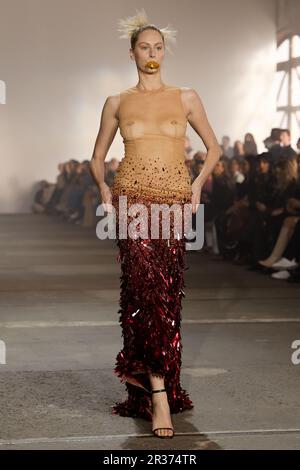 Während DER Afterpay Australian Fashion Week 2023 bei Carriageworks am 15. Mai 2023 in Sydney, aus, läuft ein Model während DER YOUSEF AKBAR Show auf der Landebahn Stockfoto