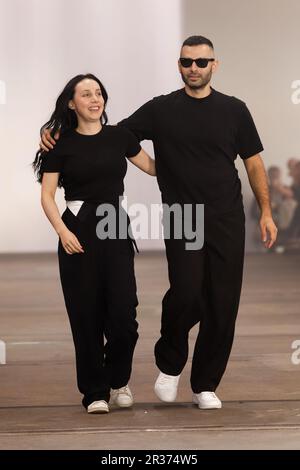 Designer Yousef Akbar dankt dem Publikum nach der YOUSEF AKBAR Show während der Afterpay Australian Fashion Week 2023 bei Carriageworks am 15. Mai 20 Stockfoto