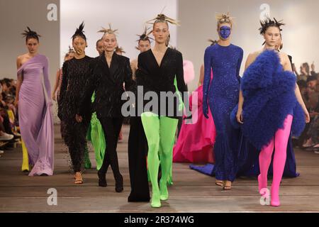 Models laufen während DER YOUSEF AKBAR Show während der Afterpay Australian Fashion Week 2023 bei Carriageworks am 15. Mai 2023 in Sydney, Austr Stockfoto