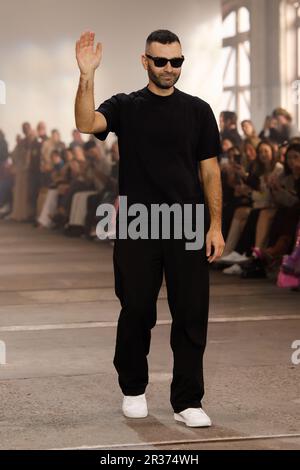 Designer Yousef Akbar dankt dem Publikum nach der YOUSEF AKBAR Show während der Afterpay Australian Fashion Week 2023 bei Carriageworks am 15. Mai 20 Stockfoto