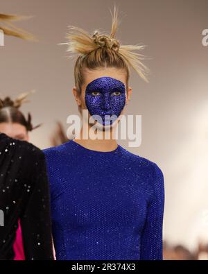 Models laufen während DER YOUSEF AKBAR Show während der Afterpay Australian Fashion Week 2023 bei Carriageworks am 15. Mai 2023 in Sydney, Austr Stockfoto