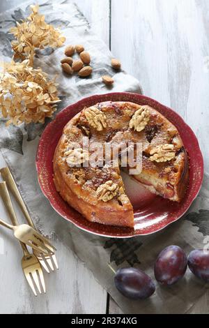 Glutenfreie Pflaumenkuchen mit Walnüssen, Mandeln und Kokosnuss blossom Zucker (Ansicht von oben) Stockfoto
