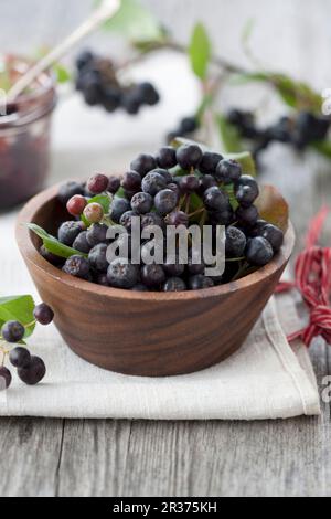 Aronia-Beeren in einer Holzschüssel Stockfoto