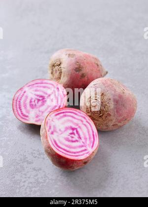 Chioggia-Rüben, ganz und halbiert Stockfoto