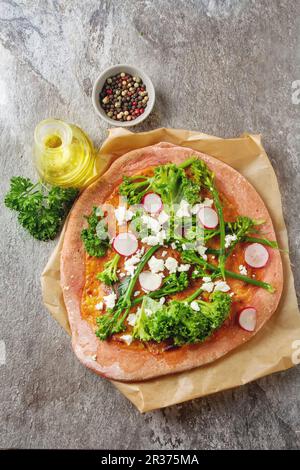 Nicht eine traditionelle italienische Pizza mit Brokkoli, Salat, Feta Käse Stockfoto