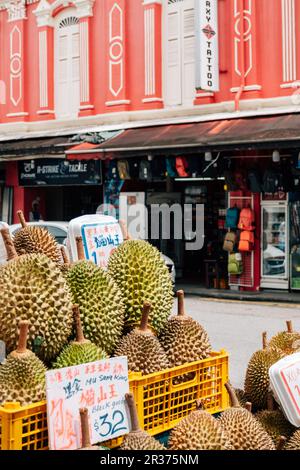 Singapur - 23. Oktober 2022 : Chinatown Street Fruit Market Durian Stockfoto