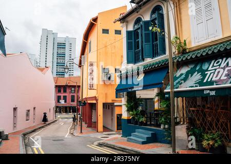 Singapur - 23. Oktober 2022 : Chinatown Viertel Ann Siang Hill Straße farbenfrohe Gebäude Stockfoto