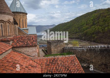 Der Ananuri Festungskomplex in Georgien aus der Vogelperspektive. Hochwertiges Foto Stockfoto