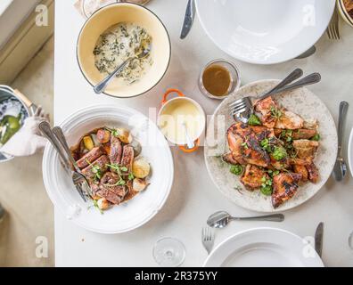 Ein Tisch mit verschiedenen Gerichten zum Mittagessen Stockfoto