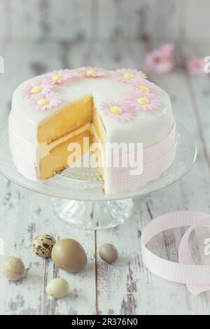 Ostern Kuchen mit rosa Fondant Blumen Stockfoto